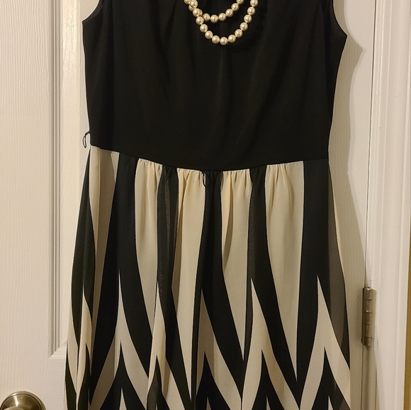 Women's Dresses - Picture 9 of 16